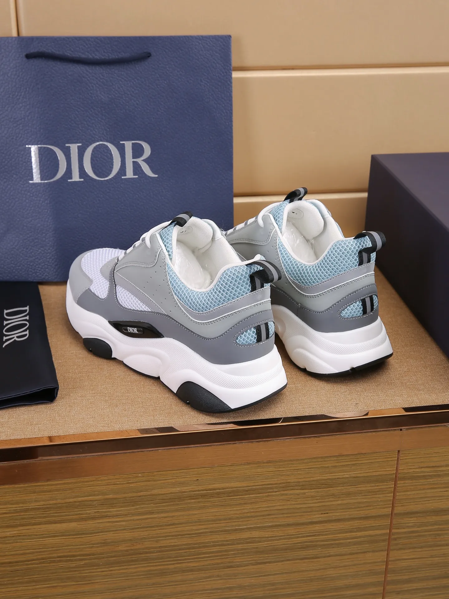 Factory price: 460💰Dior’s top version of D’s b22 men’s sports shoes. Inspired by retro running styles, the chunky low-top silhouette features gray calf leather and blue and white mesh fabric uppers, atop a black, white and blue engraved rubber sole. Nylon ribbon accents the blue mesh tongue and heel counter, and a "dio~" logo appears on the side. Pair it with a suit for a striking contrast and add a sportswear-chic edge to your look. The thick sole can be about 4cm~ Size: 38-45, [46, 47 customized]